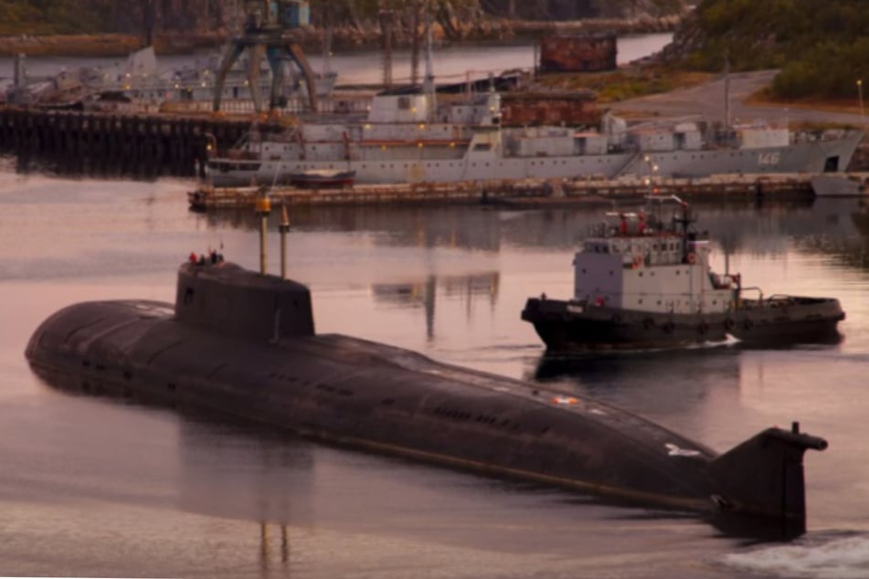 Die "Belgorod" ist ein U-Boot der Oscar-II Klasse (Projekt 949A). Sie ist mehr als 150 Meter lang und hat eine Verdrängung von rund 15.000 Tonnen (aufgetaucht).