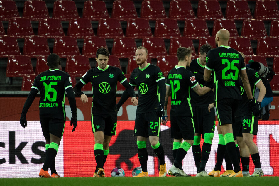 Die Wolfsburger feiern das 2:2.