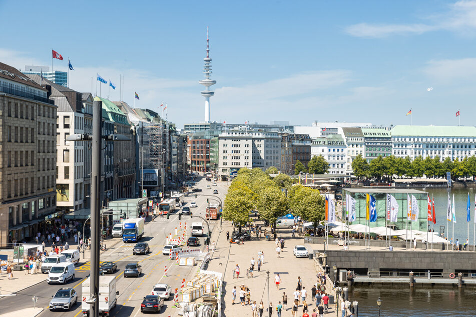 Autos fahren auf dem Jungfernstieg in Hamburg.