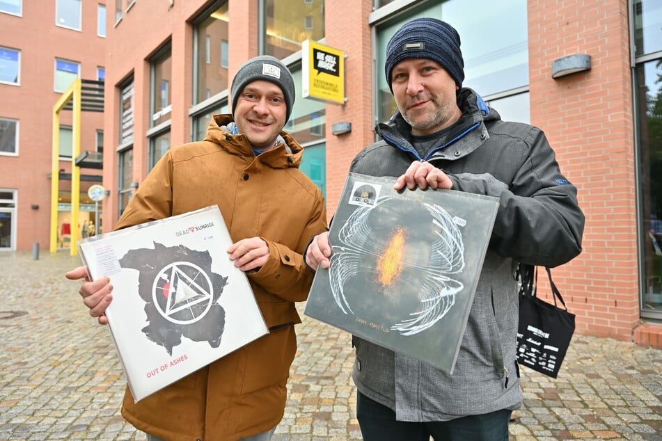 Die Vinyl-Fans Sebastian Schwerdt (41, l.) und Steffen Haupt (37) aus Chemnitz kauften Alben von Pearl Jam und Dead By Sunrise, die exklusiv veröffentlicht wurden.