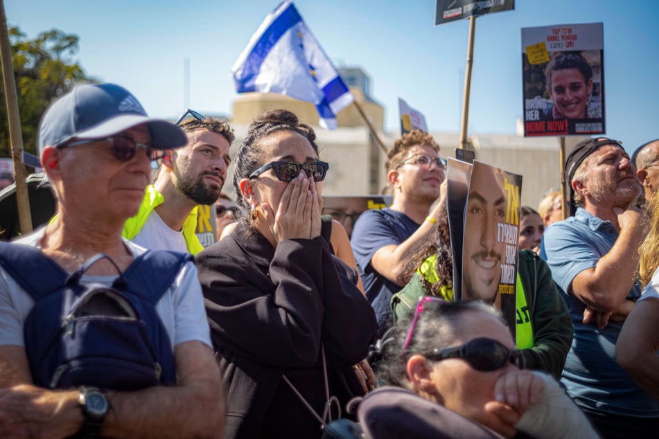 Israelis feiern die Freilassung von Geiseln, die im Gazastreifen gefangen gehalten wurden, im Rahmen einer Waffenruhe zur Beendigung des Krieges zwischen Israel und der Hamas.