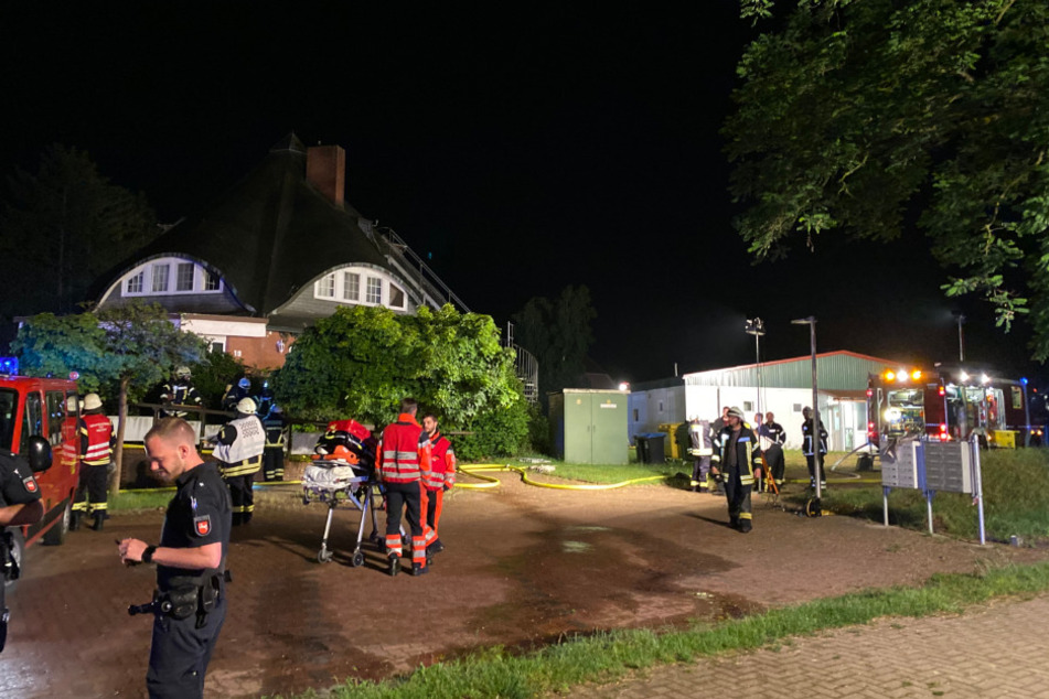 Polizei und Feuerwehr sind vor der Flüchtlingsunterkunft im Einsatz.