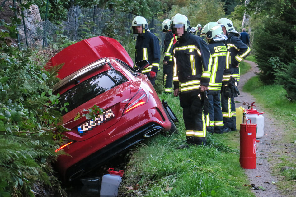 Am Donnerstagabend landete ein Mercedes in Aue in einem Floßgraben.