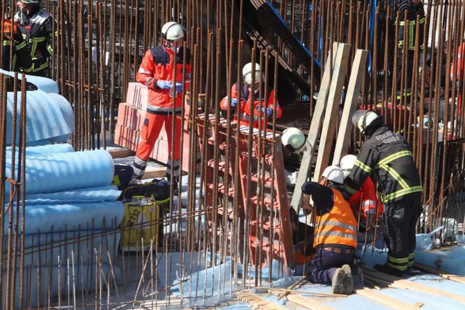 Die Rettungskräfte versorgen die beiden lebensgefährlich verletzten Arbeiter.