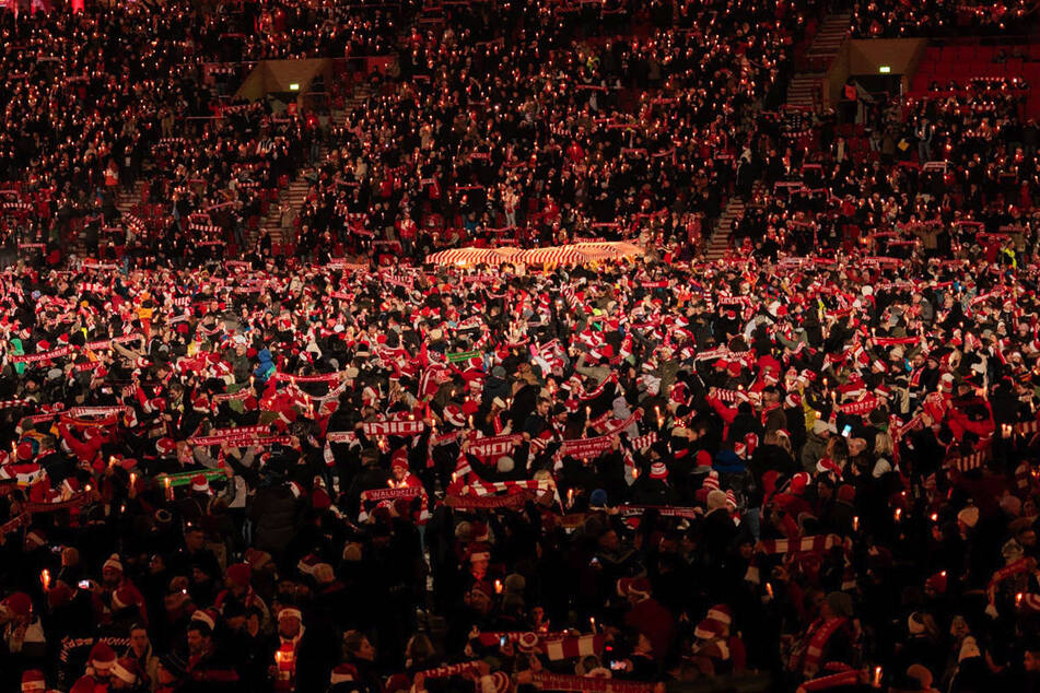 28.500 Union-Fans haben sich am Tag vor Heiligabend im Stadion An der Alten Försterei zum traditionellen Weihnachtssingen versammelt.