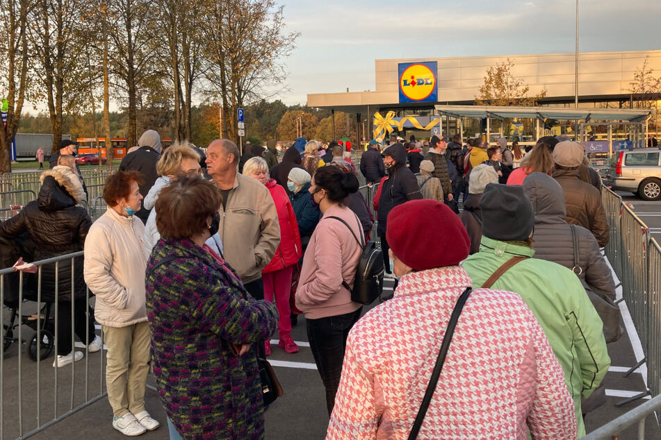 Der Discounter Lidl hat am Donnerstag seine ersten 15 Filialen in Lettland eröffnet und damit viele Menschen angezogen.