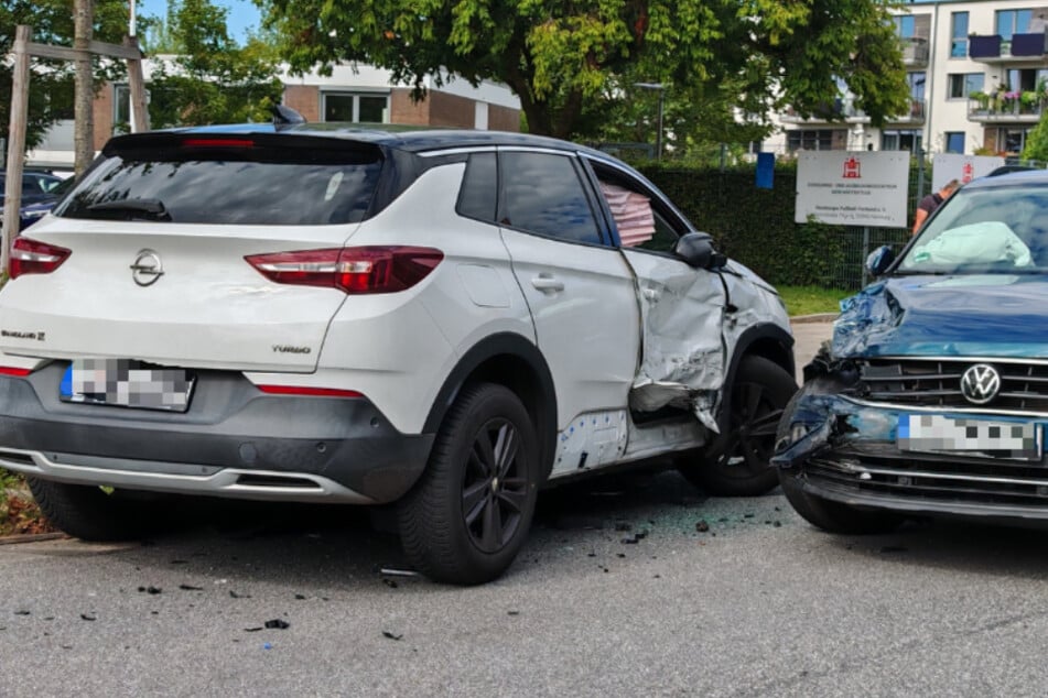 Opel kracht in Zivilfahrzeug der Bundespolizei: Zwei Verletzte