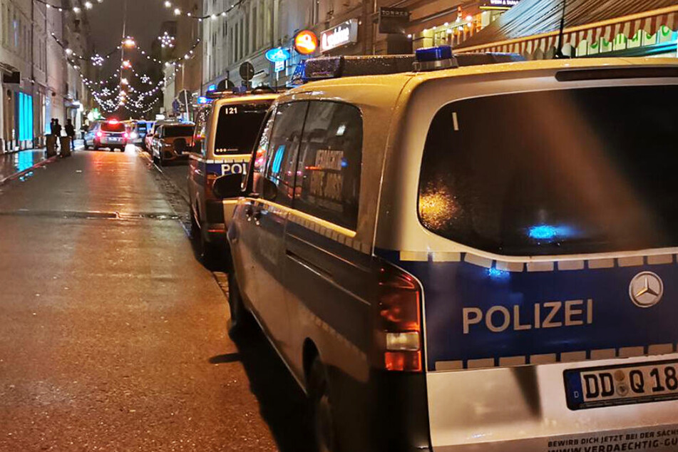 Mehrere Fahrzeuge der Polizei waren im Einsatz.