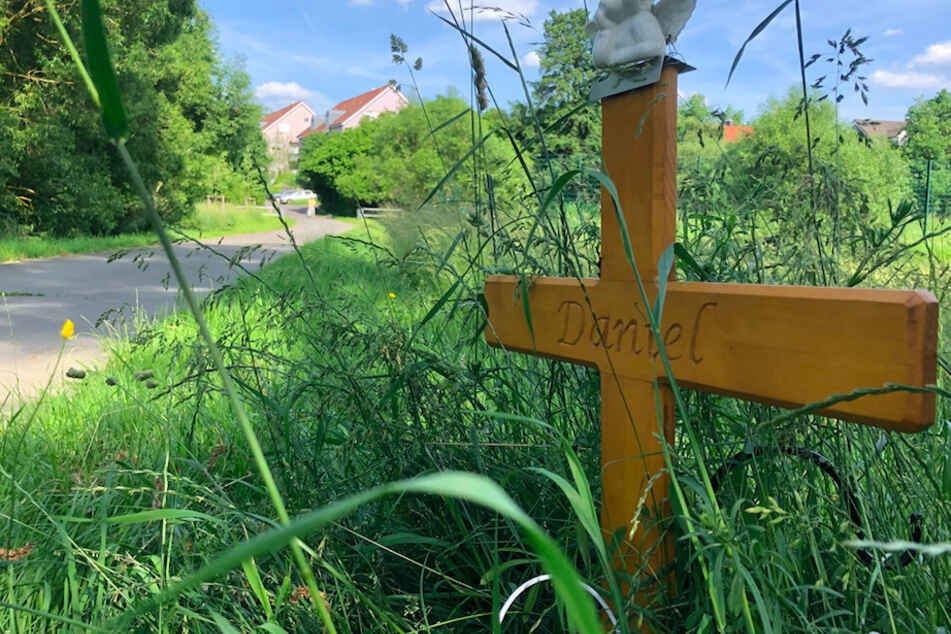 Ein Holzkreuz am Radweg in Bayreuth erinnert an den ermordeten Daniel (†24).