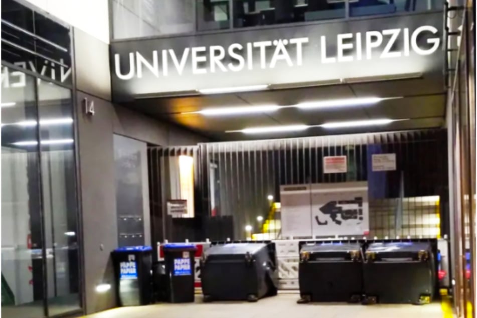 Der Eingang der Uni Leipzig wurde am Mittwochmorgen blockiert.