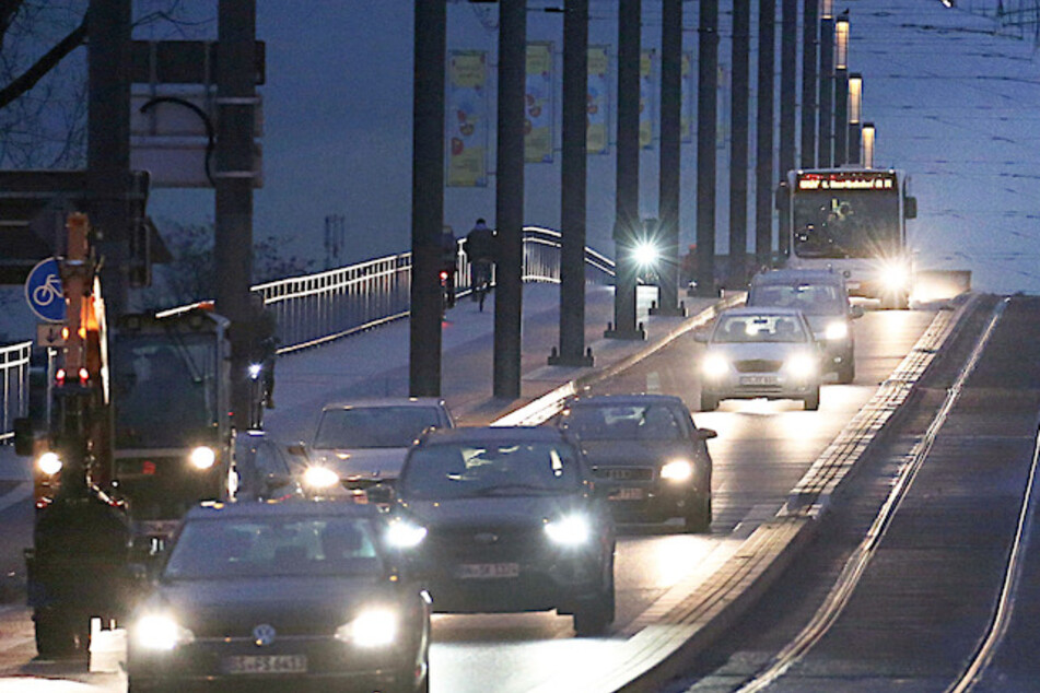 Mit dem Auto über die Kennedy-Brücke in Bonn: Wer nach der Fahrt in die Bonner Innenstadt sein Fahrzeug parken will, zahlt bald mehr Geld.
