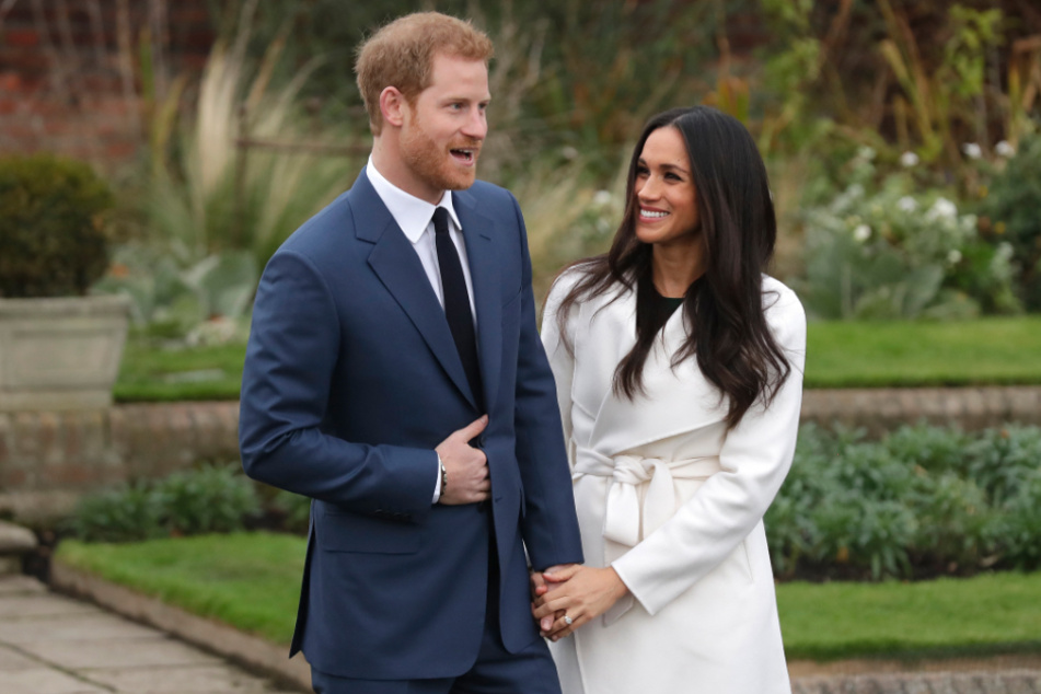 Prinz Harry und Herzogin Meghan Markle treten zur Verkündigung ihrer Verlobung vor Fotografen. Rund zwei Monate nach der Ankündigung, sich von ihren royalen Aufgaben zurückziehen zu wollen, sind Prinz Harr