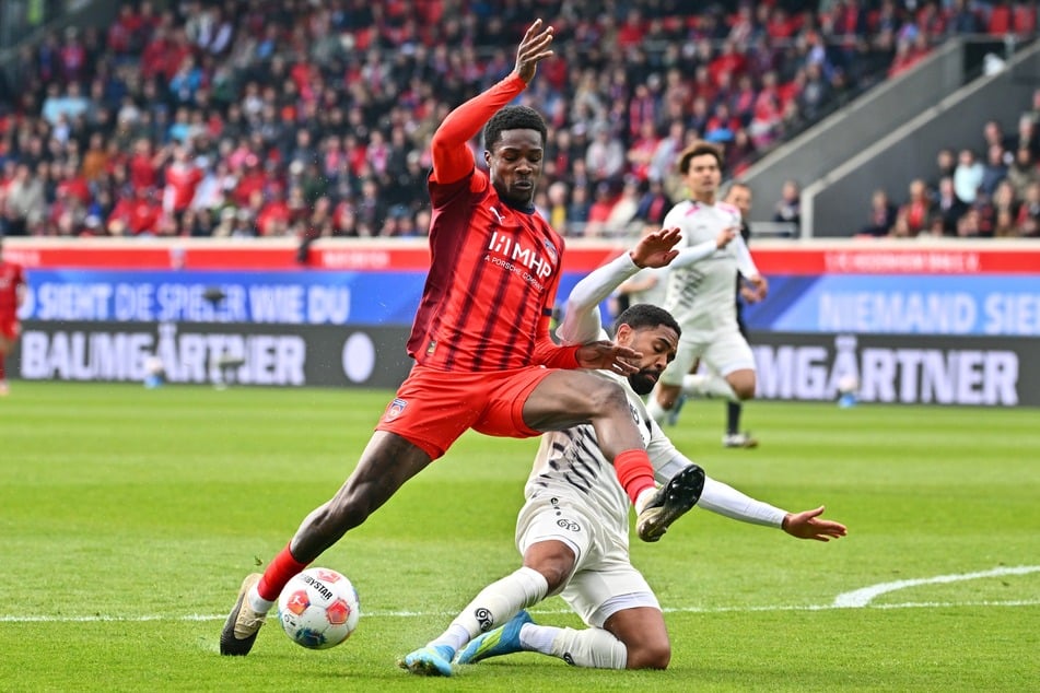 Christian Conteh (27, l.) spielt inzwischen beim 1. FC Heidenheim, fehlt aber aktuell verletzt.