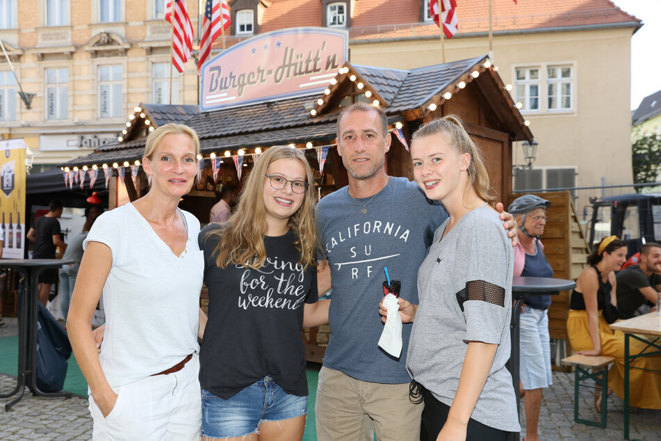 FSV-Coach Joe Enochs in Zwickau mit (v.l.) Ehefrau Gunilla sowie den Töchtern Sophie und Emily.