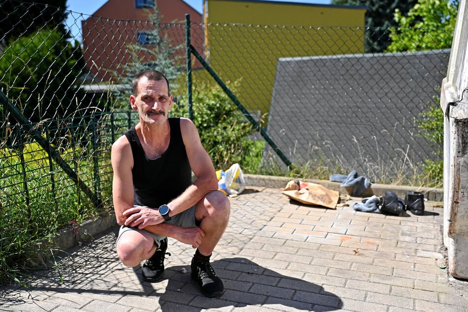 Mike Apt kniet an der Stelle, an der in Vergangenheit immer wieder Müll abgelagert wurde.