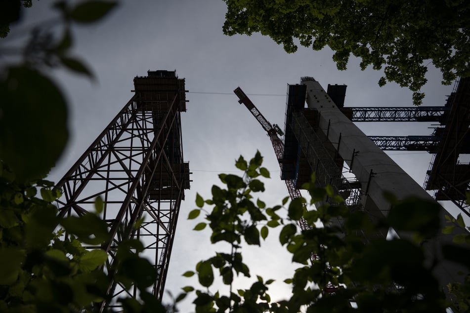Nach dem Arbeitsgondel-Absturz auf dieser Brückenbaustelle läuft die Ursachensuche.
