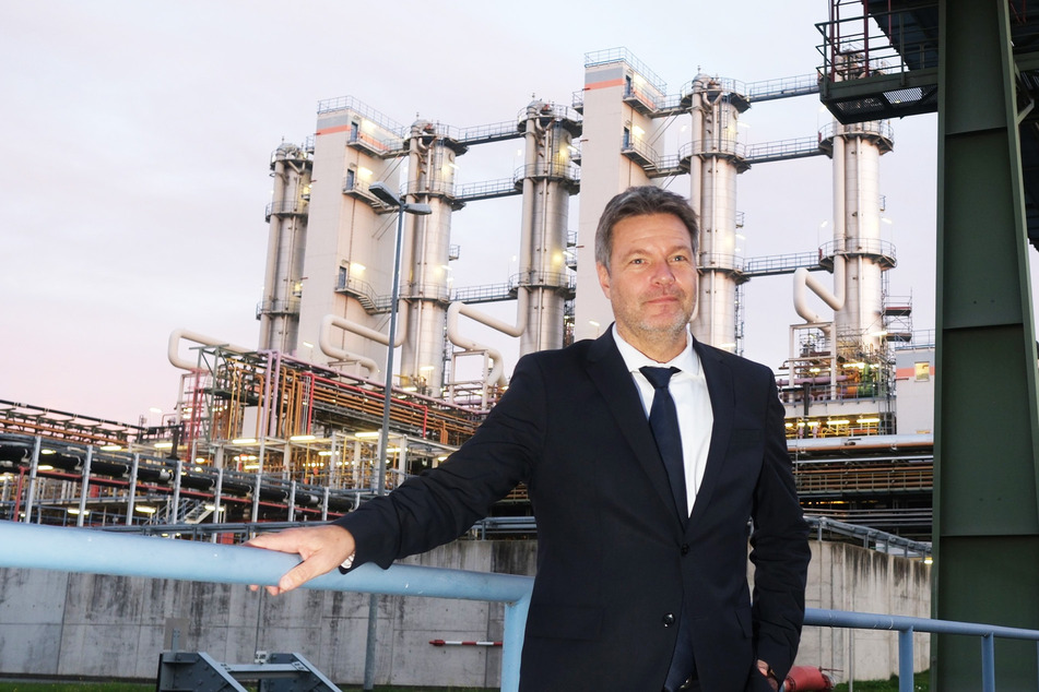 Bundeswirtschaftsminister Robert Habeck auf dem Gelände der Wacker Chemie Nünchritz. Der Chemiestandort hat über 100 Jahre Tradition und rüstet sich aktuell für die Zukunft mit grünem Wasserstoff.