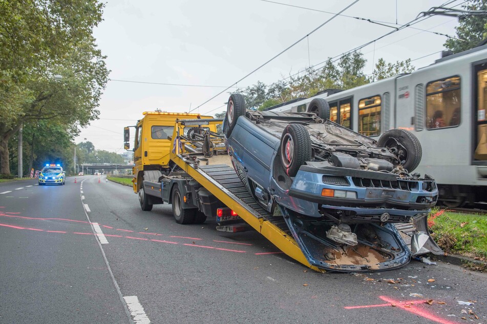 Der Golf des 40-Jährigen wurde bei dem Unfall in Köln völlig demoliert und musste abgeschleppt werden.