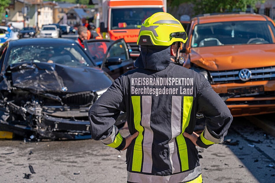 Die Autos krachten frontal ineinander.