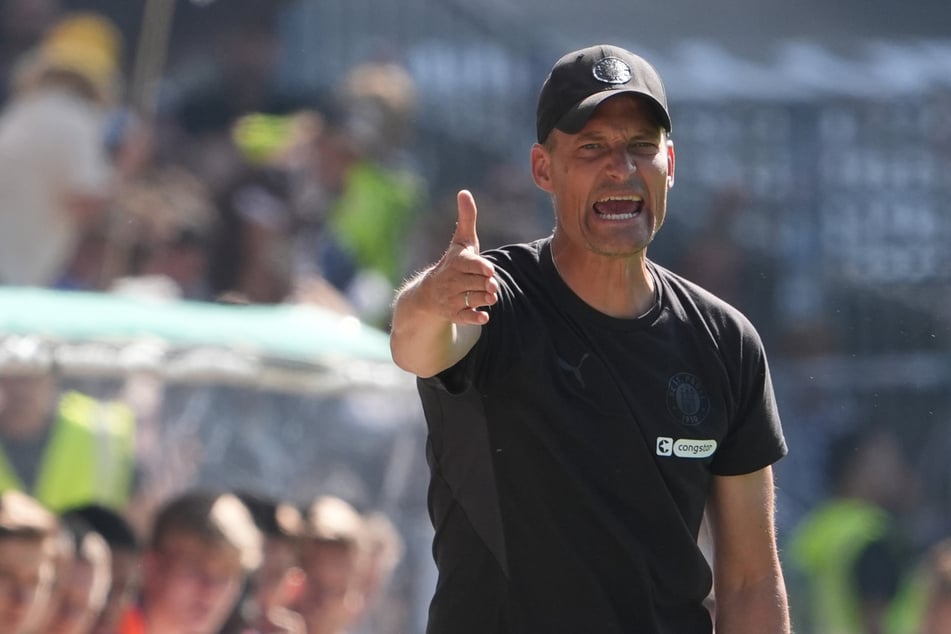 St.-Pauli-Trainer Alexander Blessin (53) freut sich auf ein "geiles Ding" am Freitagabend.