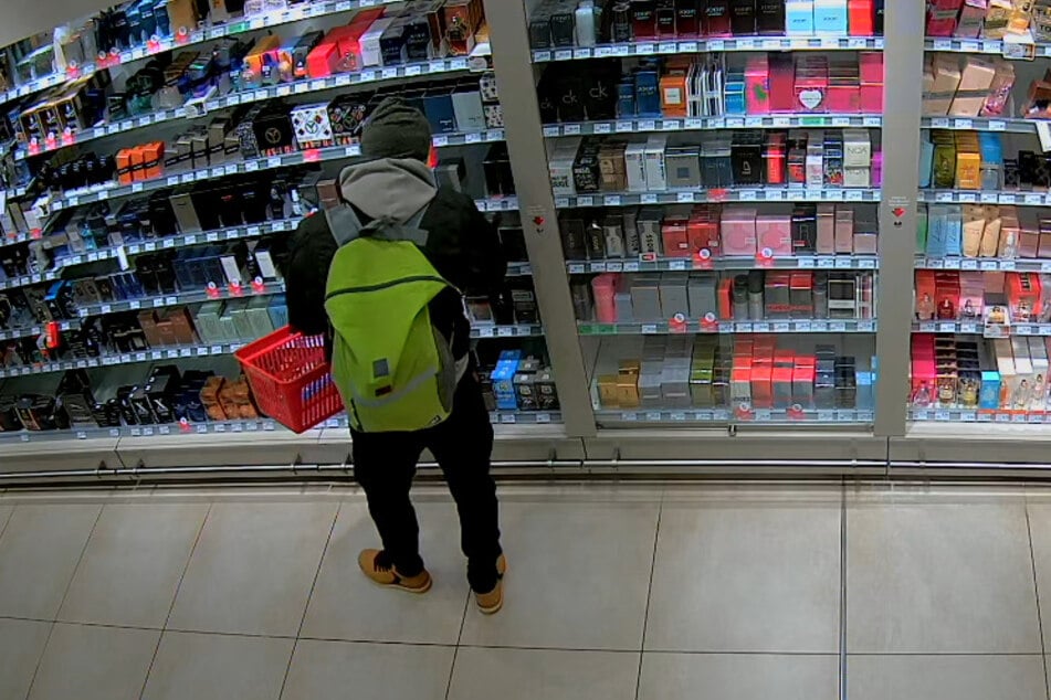 Der Mann trug einen auffälligen Rucksack.