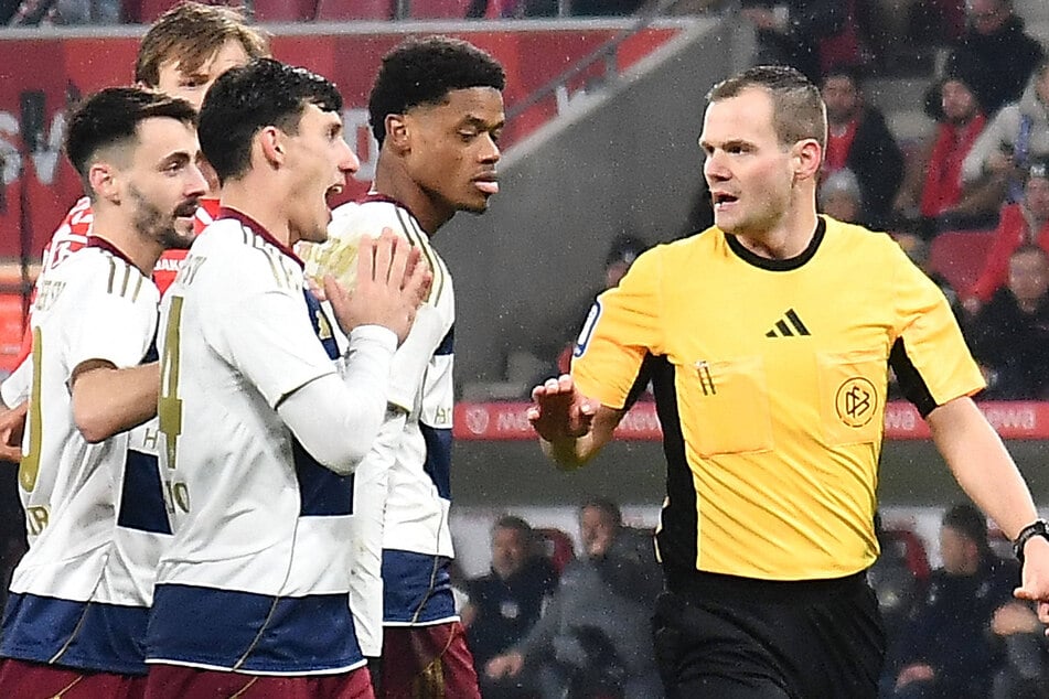 Schiedsrichter Robin Braun (r.) stand im Mittelpunkt des Geschehens, benachteiligte die Hamburger bei der Kartenvergabe, lag jedoch auch bei der Anerkennung des Ausgleichstreffers falsch.