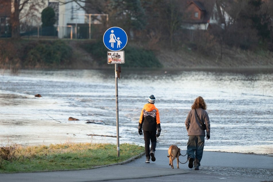 Wegen des Hochwassers sind Flächen, die sonst von Spaziergängern genutzt werden können zum Teil überflutet.