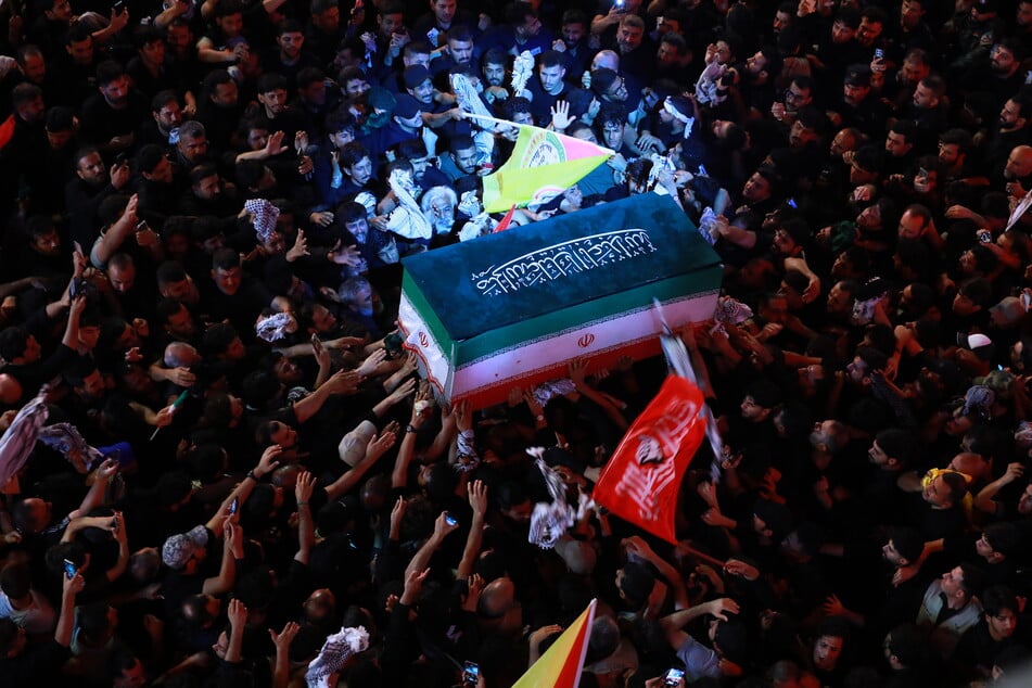 Das frühere iranische Staatsoberhaupt Ajatollah Ali Chamenei wurde nach einer einwöchigen Trauerzeremonie beerdigt.