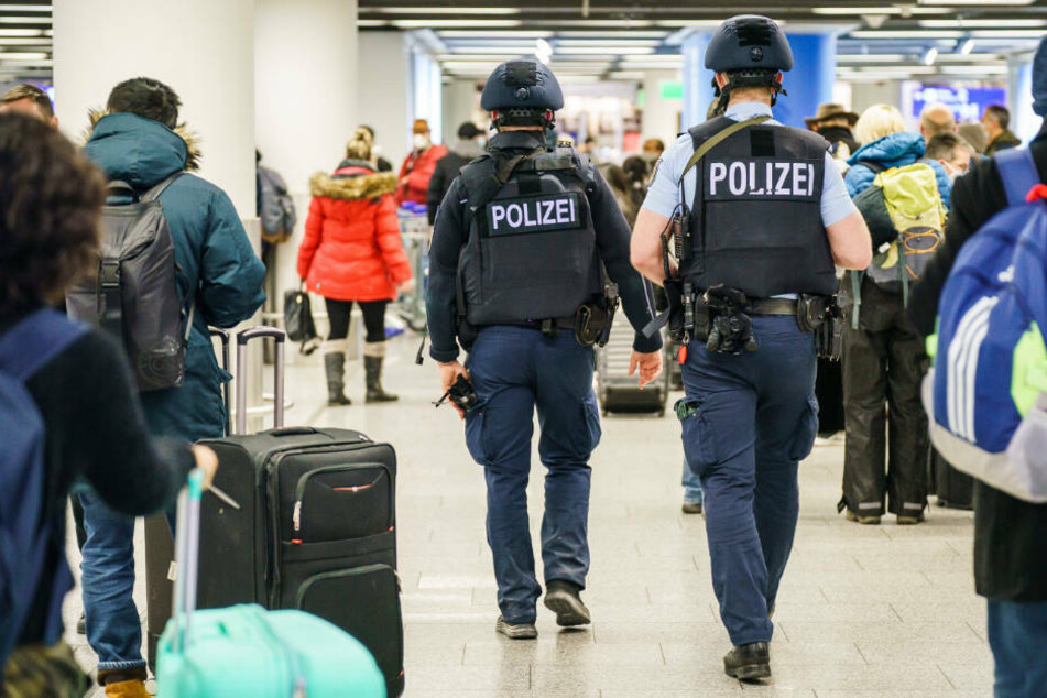 Die Bundespolizisten nahmen den 46-jährigen US-Amerikaner direkt nach seiner Ankunft am Frankfurter Flughafen fest.