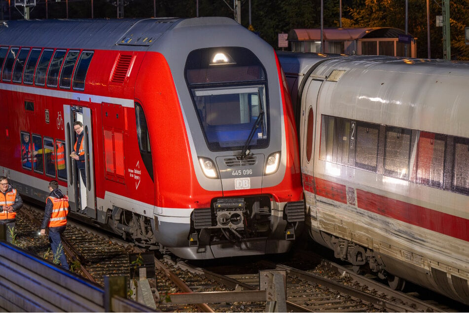 Die beiden Züge stießen an einer Weiche zusammen. Die Ermittlungen zu dem Vorfall laufen.