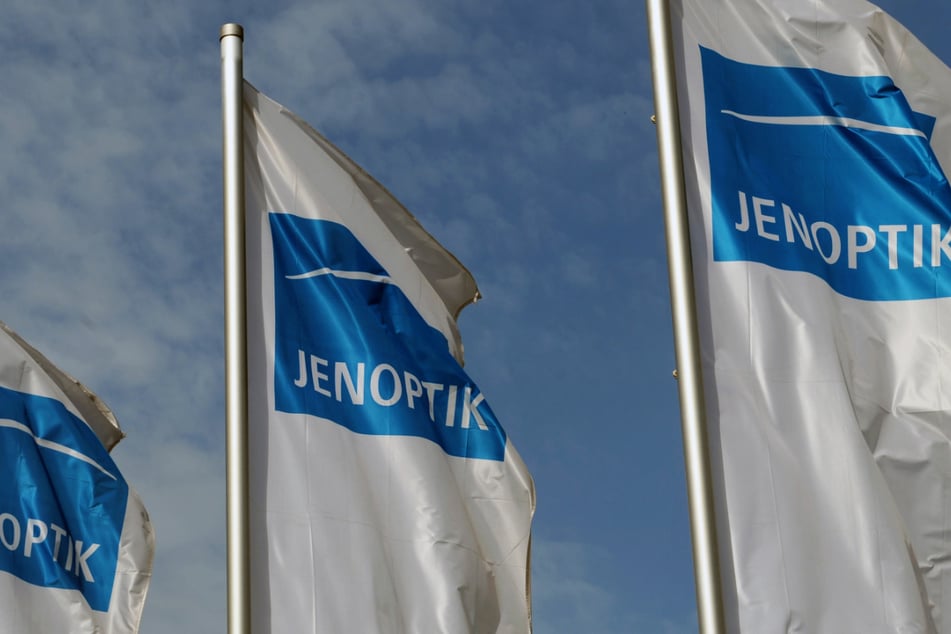 Auch die Fahnen des börsennotierten Technologiekonzerns Jenoptik (Sitz in Jena) wehen bald im "Silicon Saxony".