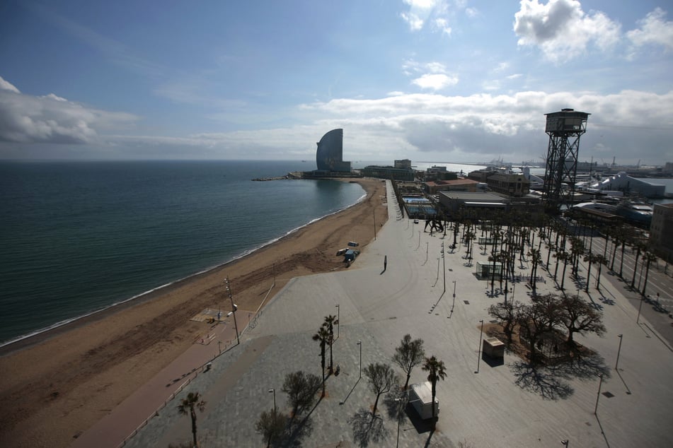 Auch am Strand von Barcelona sind keine Menschen zu sehen.