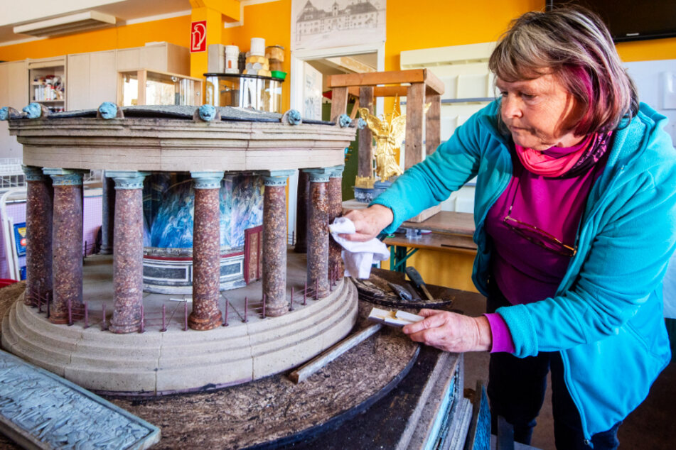 Modellbauerin Antje Hempel (60) restauriert die Siegessäule in der Miniwelt.