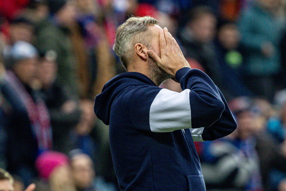 HSV-Trainer Tim Walter (48) konnte aufgrund der schlechten Leistung seiner Mannschaft kaum noch hinsehen.