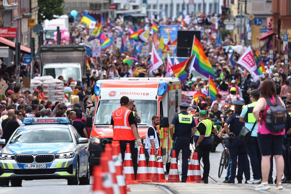 Zur CSD-Parade durch die Innenstadt kommen jedes Jahr viele Schaulustige.