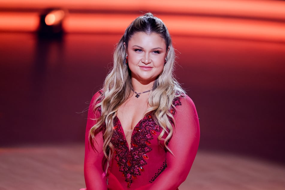 Bei der RTL-Show "Let's Dance" tanzte Sophia Thiel (29) im Frühjahr noch blond über das Paket. Seitdem hat sich viel verändert.