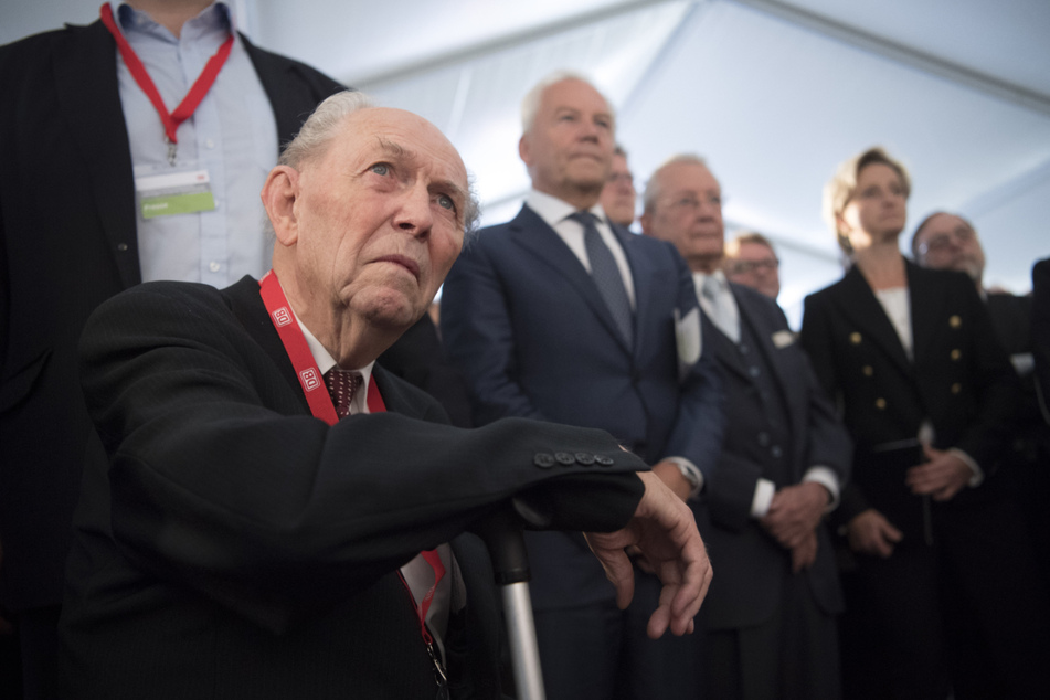 Stuttgart, im September 2016: Gerhard Heimerl (vorne) sitzt vor der Grundsteinlegung für den neuen Hauptbahnhof im Veranstaltungszelt.