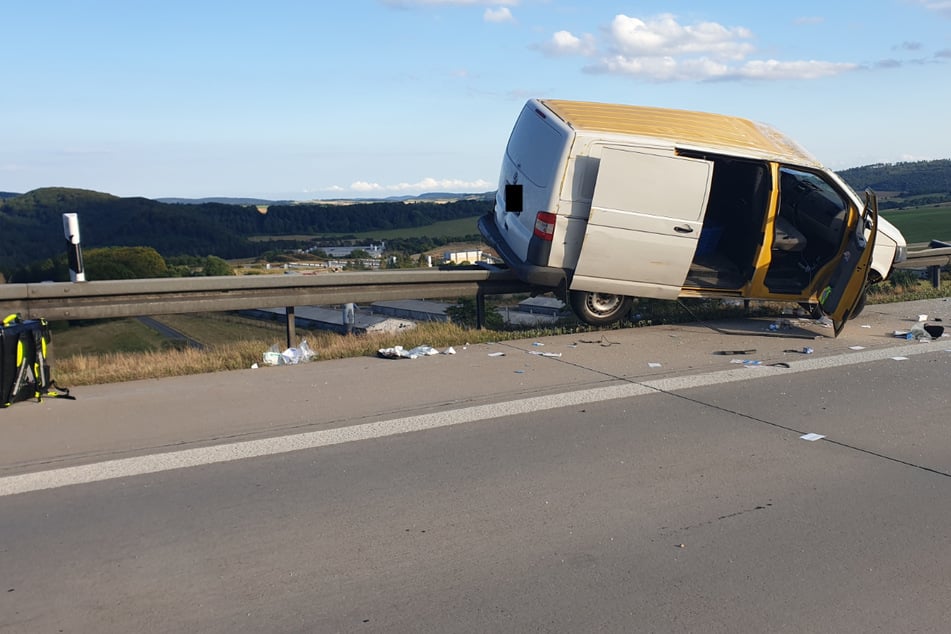 Unfall A71: VW-Fahrerin kommt auf A71 ins Schleudern: Kleintransporter bleibt auf Schutzplanke stehen