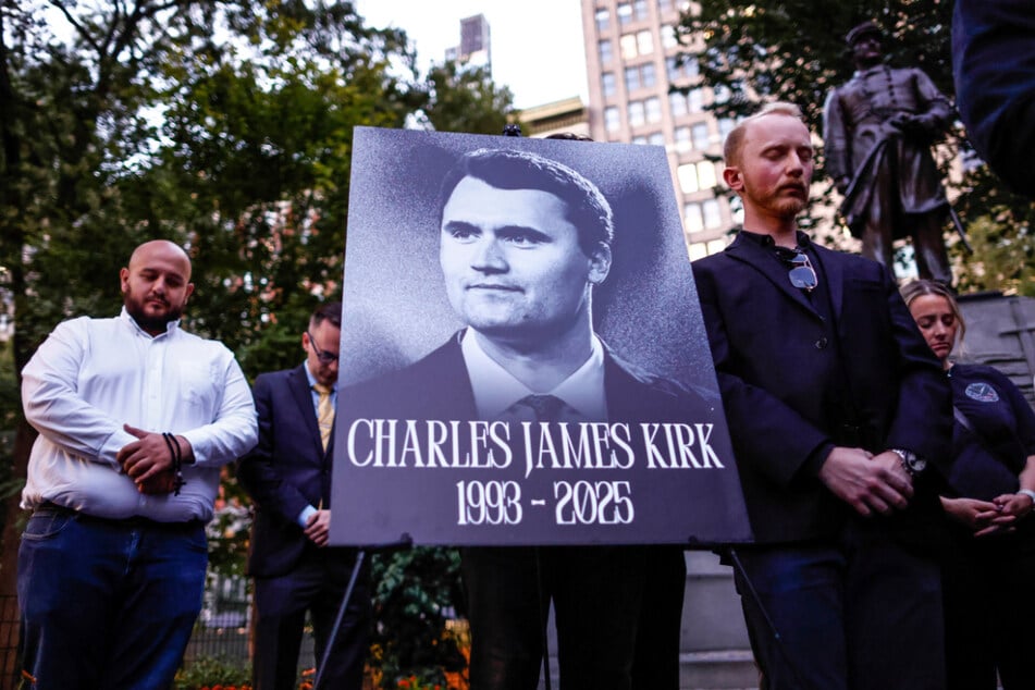 Anhänger des getöteten Aktivisten Charlie Kirk (†31) bei einer Mahnwache.
