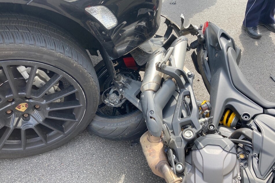 In Brühl ereignete sich ein Unfall, bei dem eine Motorradfahrerin (38) verletzt wurde.