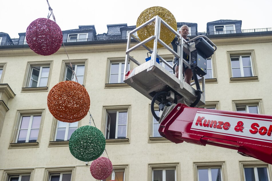Die LED-Kugeln wurden am Montag installiert.