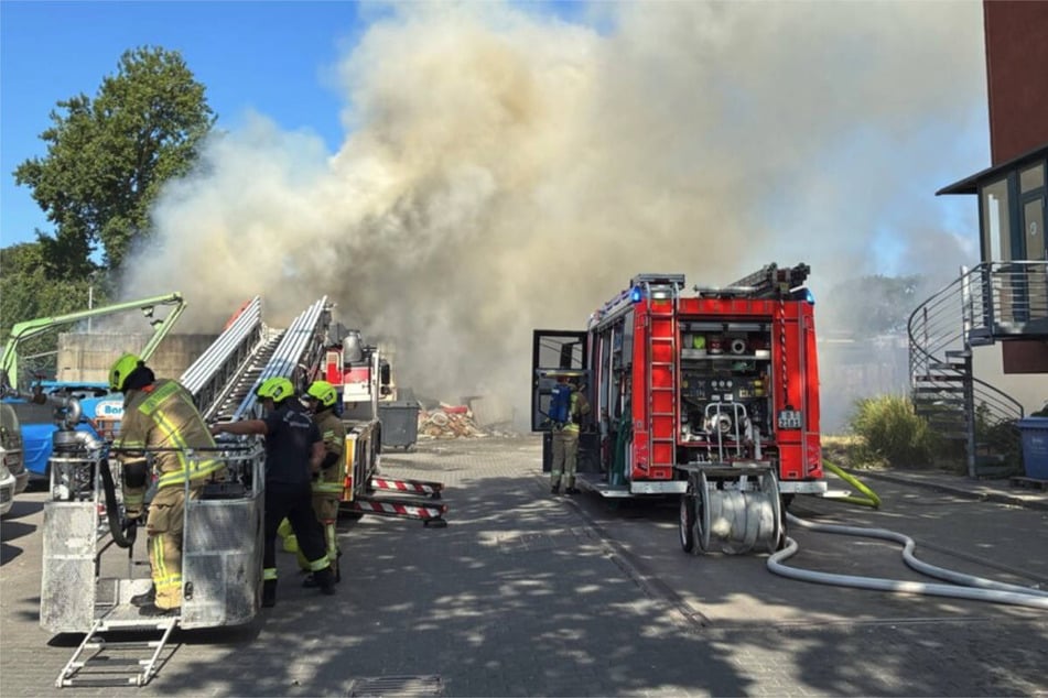 Von dem Recyclinghof ist eine dichte Rauchwolke aufgestiegen.