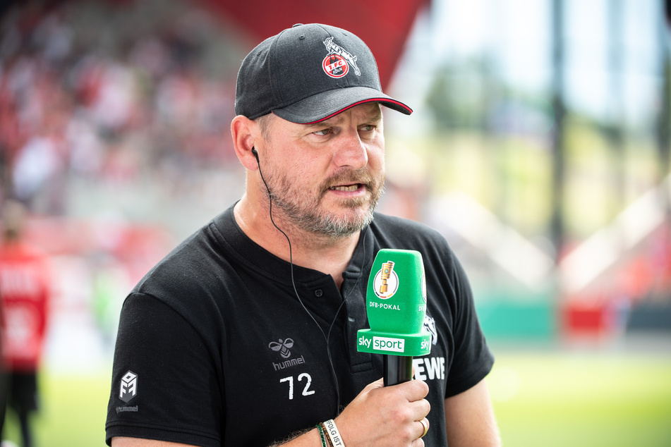 FC-Trainer Steffen Baumgart (50) ist mit einer Fake-Pressekonferenz im Netz viral gegangen.