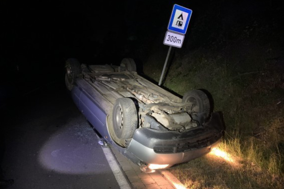 Das verunfallte Auto kam auf der B242 auf dem Dach liegend zum Stehen.