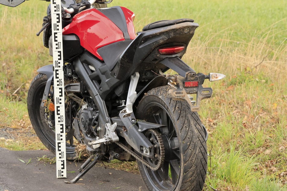 Der Biker wurde bei dem Unfall schwer verletzt.