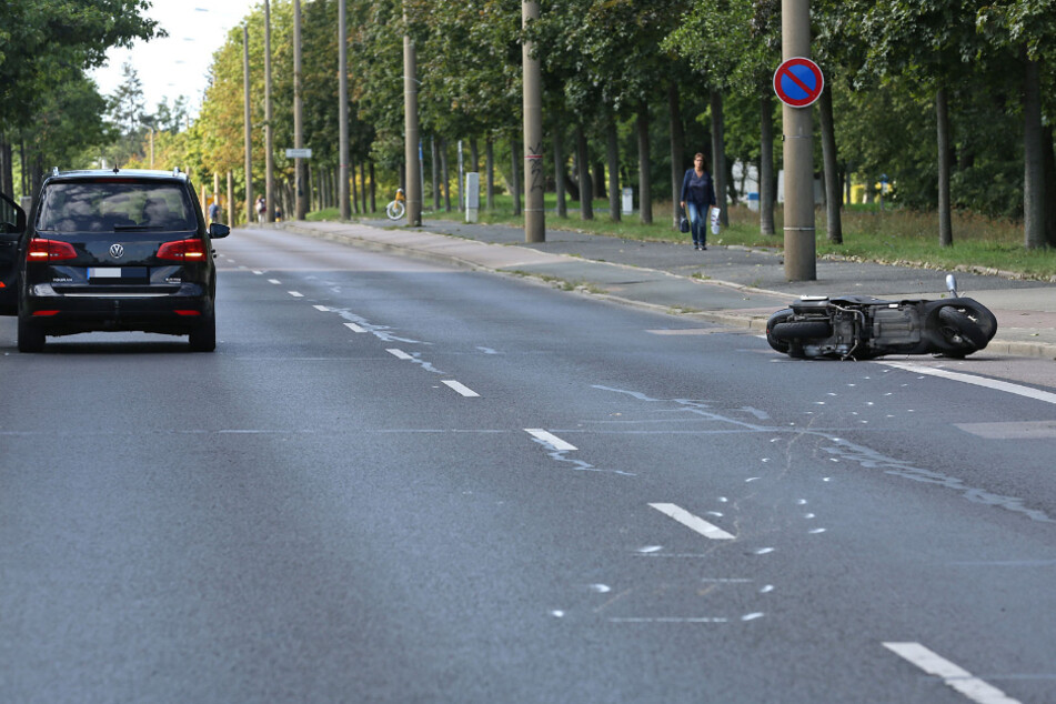 Das Moped ist seitlich gegen den VW geprallt.