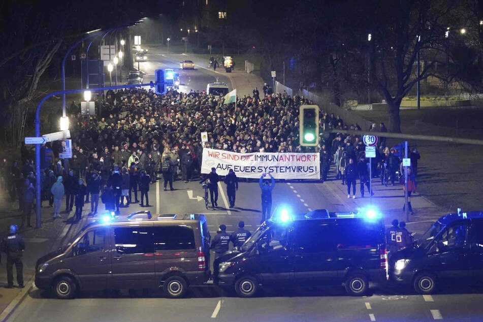 Mehrere Hundert Demonstranten zogen am Abend durch Dresden.