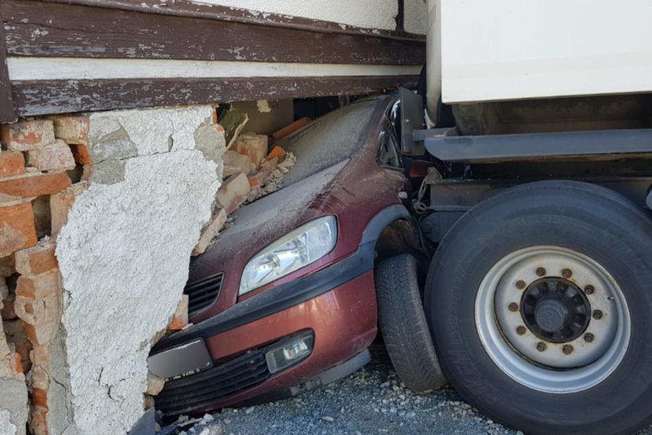 Im Kottmarer Ortsteil Eibau krachte ein Tanker samt Pkw in eine Hauswand.
