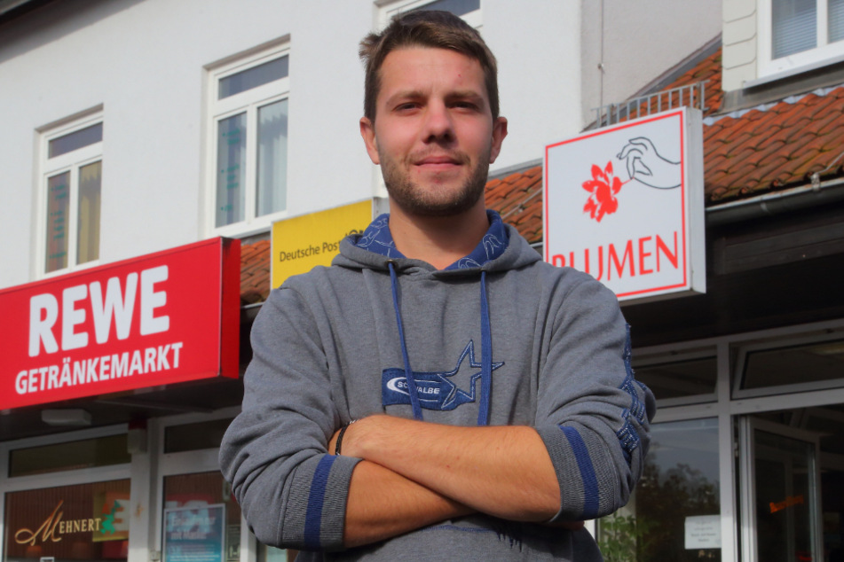 Während seine Freundin drinnen einkaufte, wartete Kevin B. (23) vor der Tür. Dafür soll er 150 Euro Bußgeld zahlen.