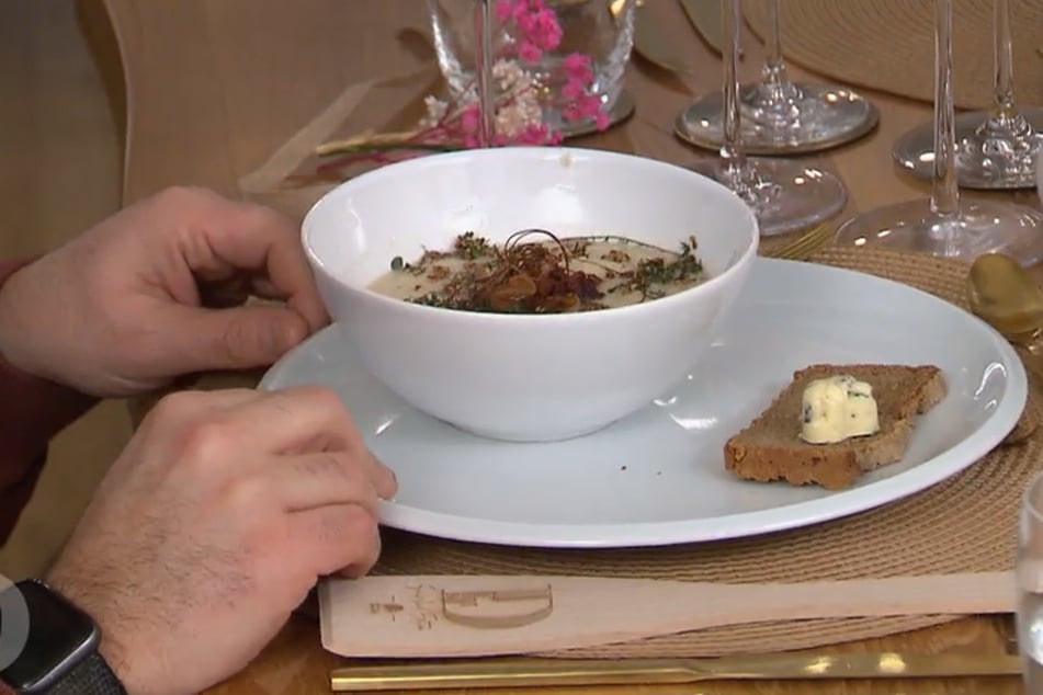 Am Ende serviert Franzi aber doch noch ein Brot mit Nüssen.